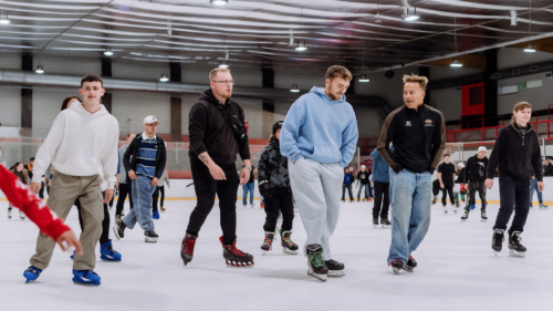 Eislaufen in der Eissporthalle Troisdorf mit Freunden als wetterunabhängige Freizeitmöglichkeit für Anfänger und erfahrene Eisläufer