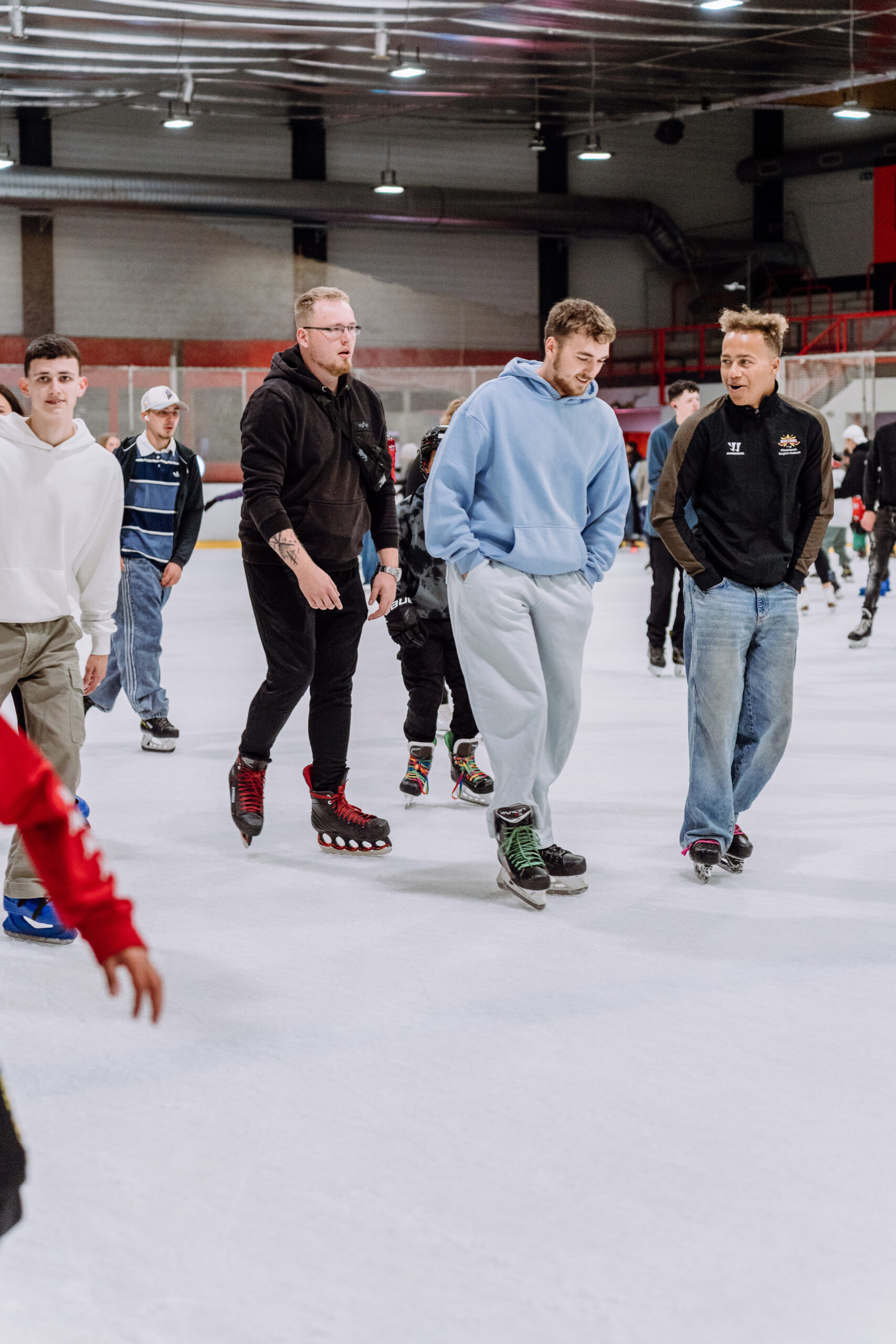 Gruppe beim Eislaufen in der Eissporthalle Troisdorf als wetterunabhängiges Freizeiterlebnis für Freunde, Familien und gemeinsame Ausflüge