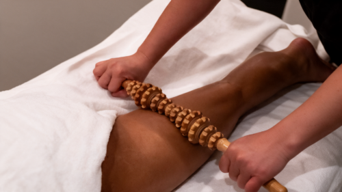 Ganzkörper Maderomassage bei Madero & Cupping Essen mit speziell geformter Holzrolle zur intensiven Massage und Bearbeitung der Oberschenkel