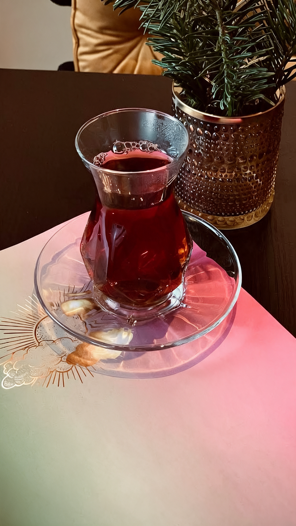 Persischer Chai bei Perie The Persian Concept Store in Dortmund, serviert im traditionellen Teeglas als Getränk zum Nan Mix Sonati oder Vitali