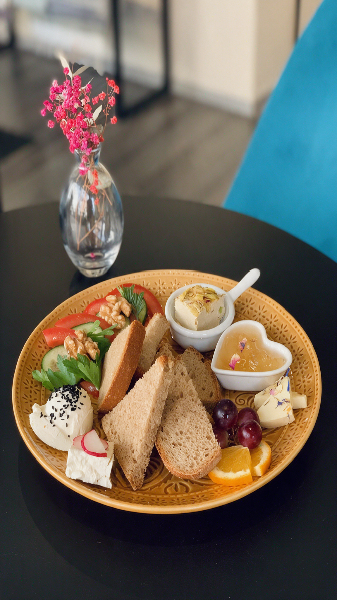 Persischer Nan Mix bei Perie The Persian Concept Store in Dortmund mit Fladenbrot, verschiedenen Dips, Oliven und frischen Beilagen