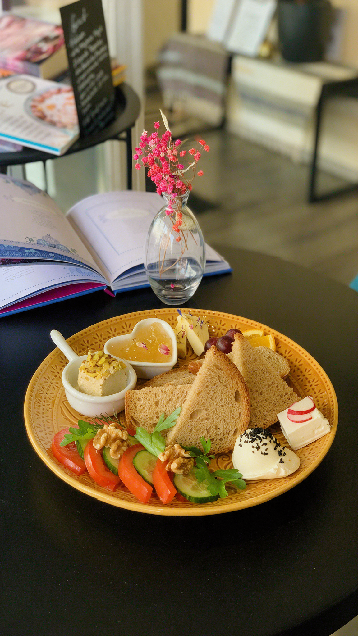 Persischer Nan Mix bei Perie The Persian Concept Store in Dortmund mit Fladenbrot, verschiedenen Dips, frischem Gemüse und kleinen Beilagen