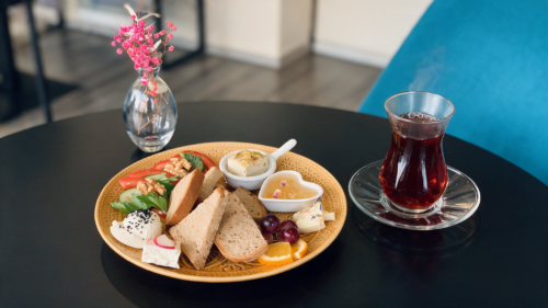 Persischer Nan Mix bei Perie The Persian Concept Store in Dortmund mit Fladenbrot, verschiedenen Dips, frischen Beilagen und persischem Tee