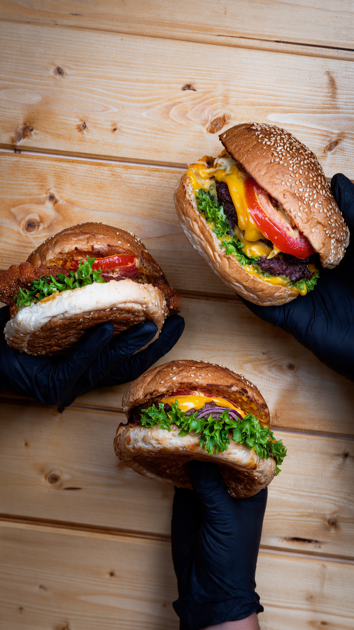Burger Auswahl bei RnBeef in Düsseldorf mit verschiedenen frisch zubereiteten Burgern als Teil des Burgermenüs mit Smashburger oder Beef IG Burger