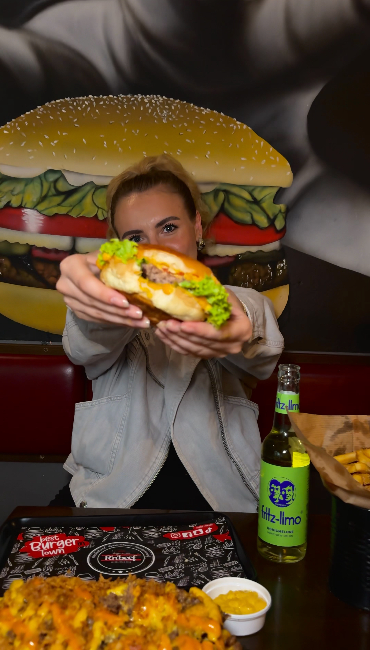 Burger Tasting bei RnBeef in Krefeld mit frisch serviertem Burger im Restaurant