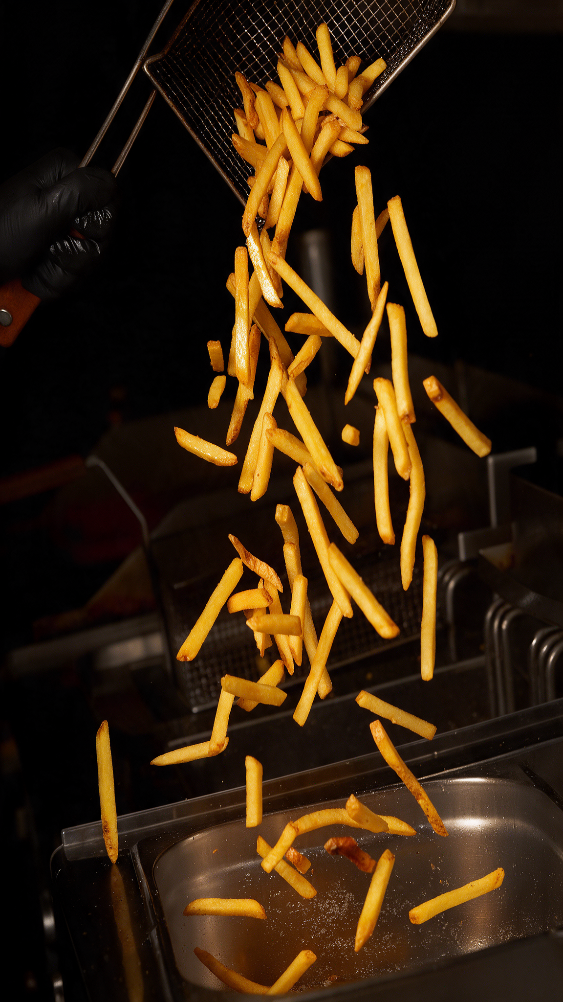Frische Pommes bei RnBeef in Marl, die direkt aus der Fritteuse kommen und als Beilage zum Burgermenü serviert werden