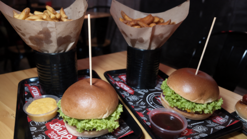 Burgermenü bei RnBeef in Marl mit Smashburger oder Beef IG Burger, Pommes und Dip als Menü für 2 Personen auf dem Tisch serviert
