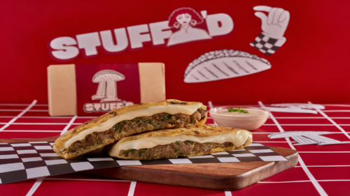 Hawawshi Menü bei Stuffd in Essen mit ägyptischem Fladenbrot, würziger Hackfleischfüllung, Dip und Getränk im Streetfood Stil