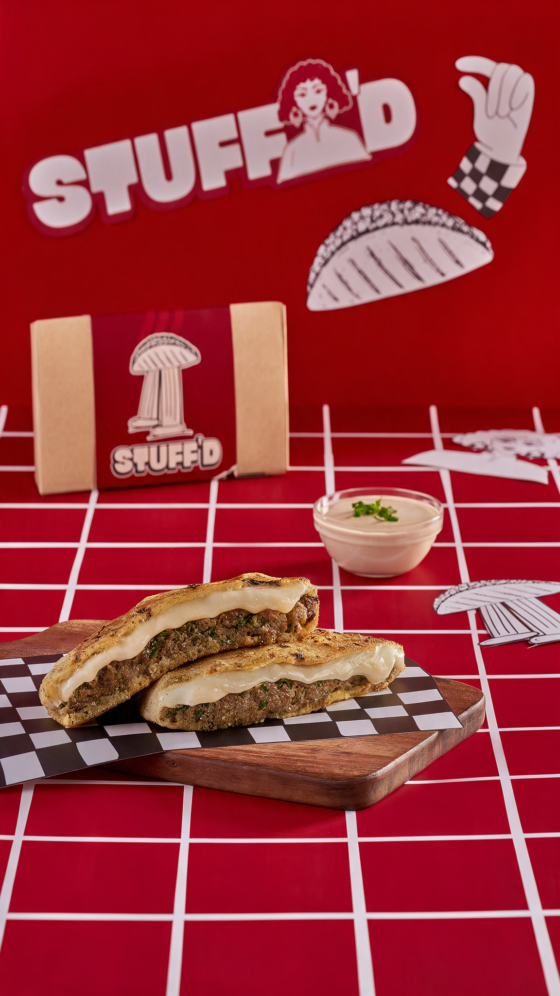 Hawawshi bei Stuffd in Essen mit Dip, serviert als ägyptisches Streetfood mit knusprigem Fladenbrot und herzhafter Hackfleischfüllung