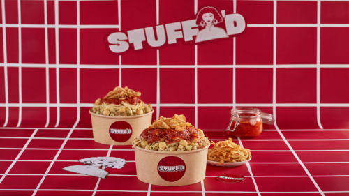 Koshary Menü bei Stuffd in Essen mit traditionellem ägyptischem Koshary, Dessert und Getränk auf rotem Hintergrund im Streetfood Stil