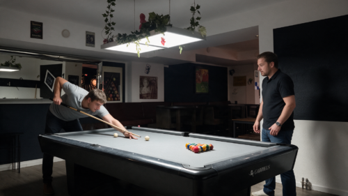 2 Std. Billard mit Snacks für 2 Personen