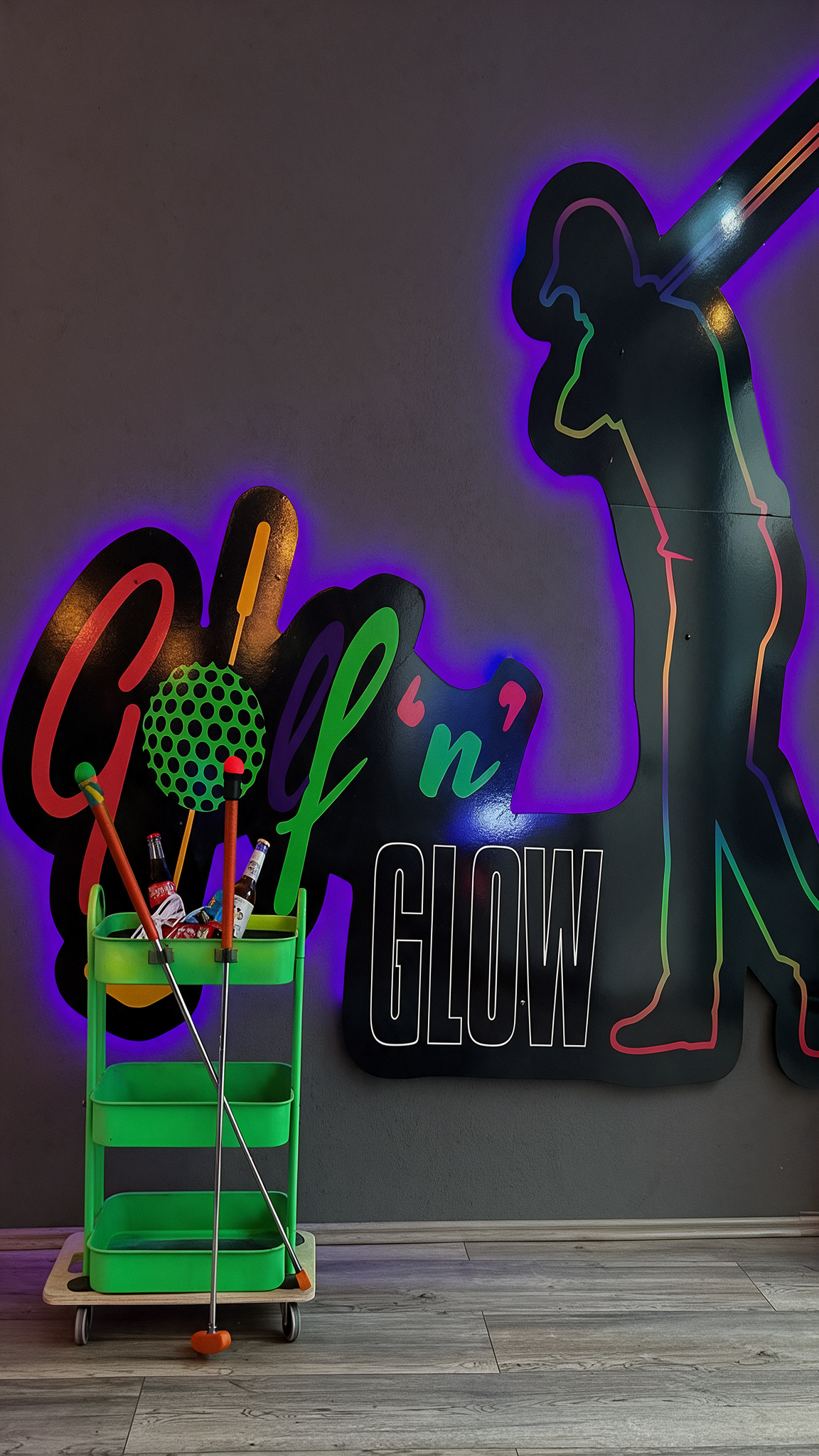 3D Schwarzlicht Minigolf bei Golf'n Glow Hagen mit Minigolfschlägern und Ausrüstung vor farbenfroh leuchtender Schwarzlicht Kulisse